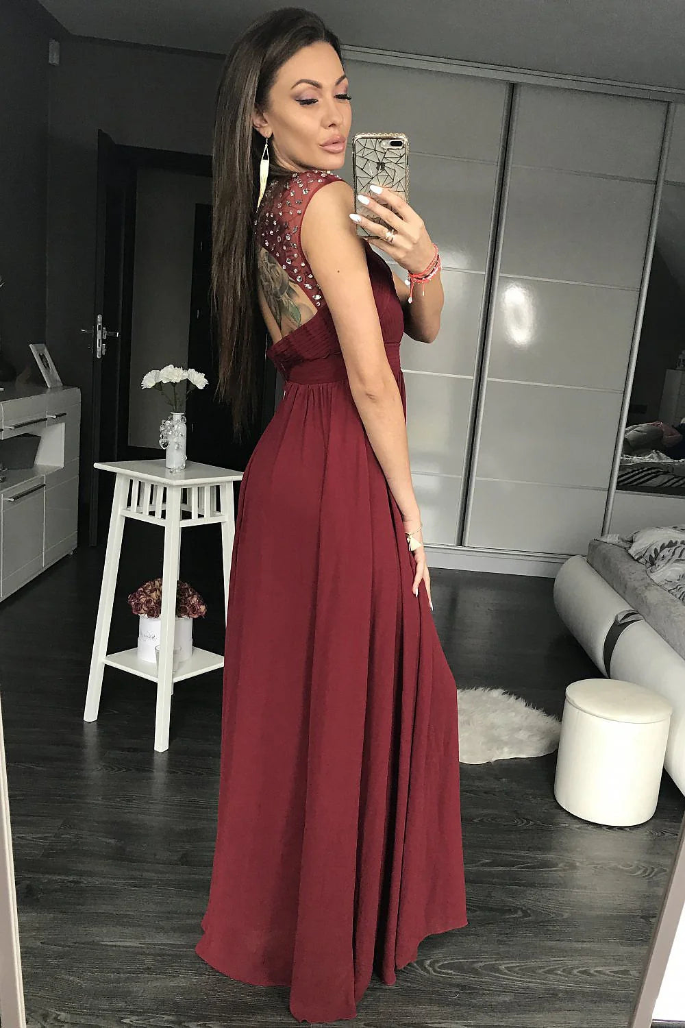 Robe longue élégante en polyester bordeaux avec manches brodées pour soirées chic et glamour