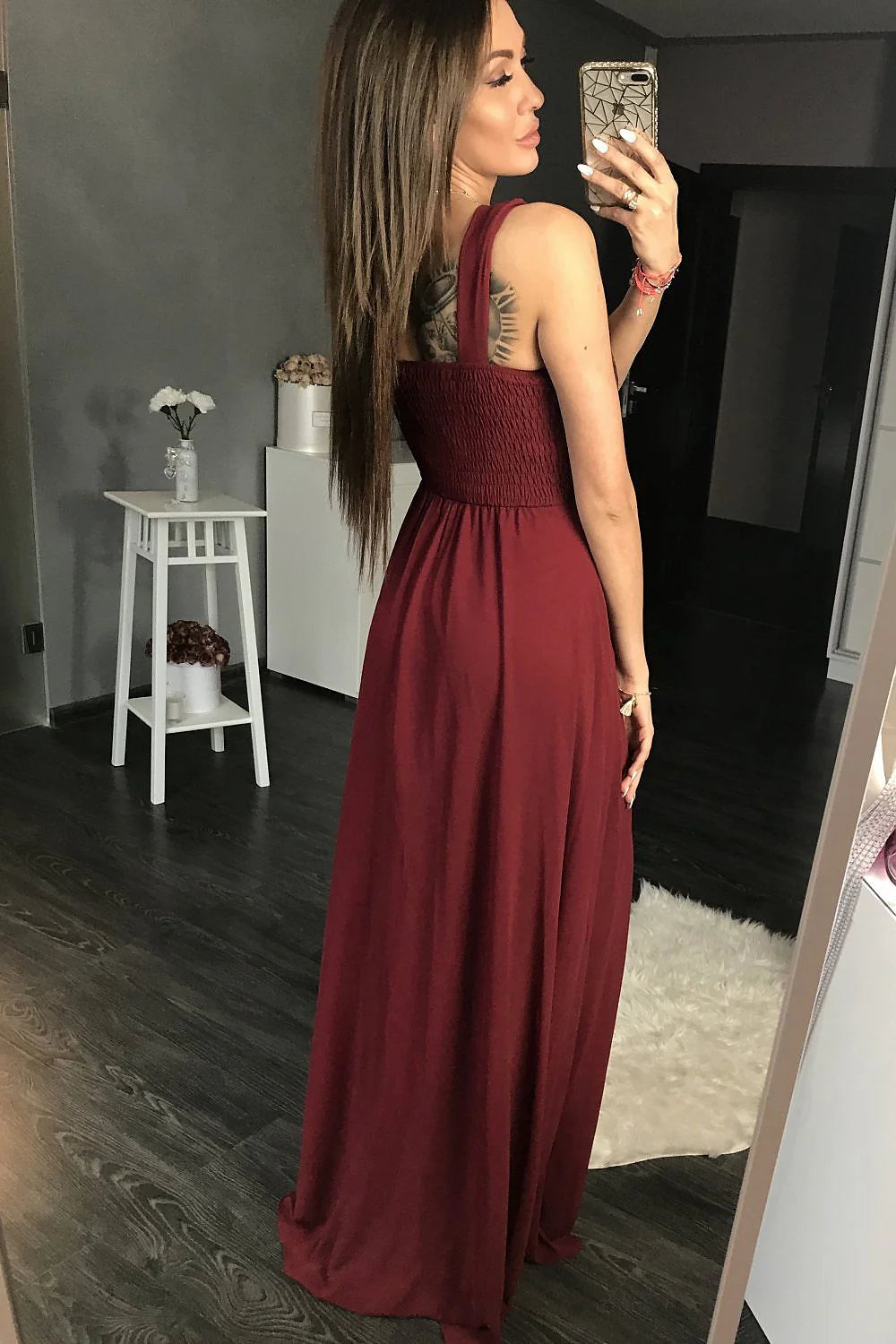 Robe longue élégante en satin corsetée sans manches pour soirées glamour et occasions spéciales