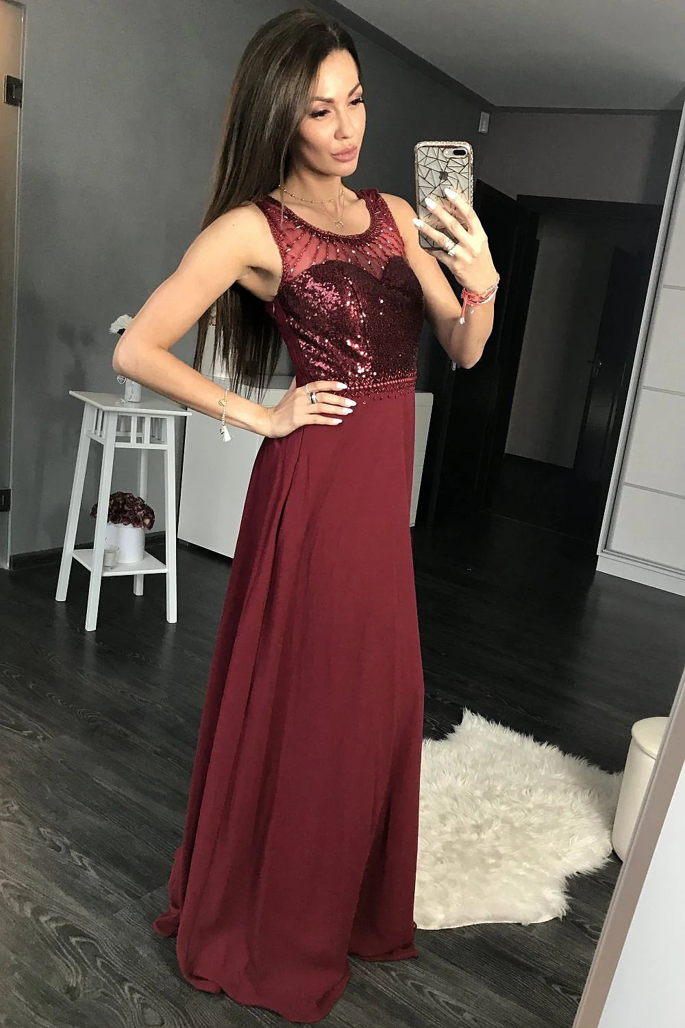Robe longue élégante en satin corsetée sans manches pour soirées glamour et occasions spéciales