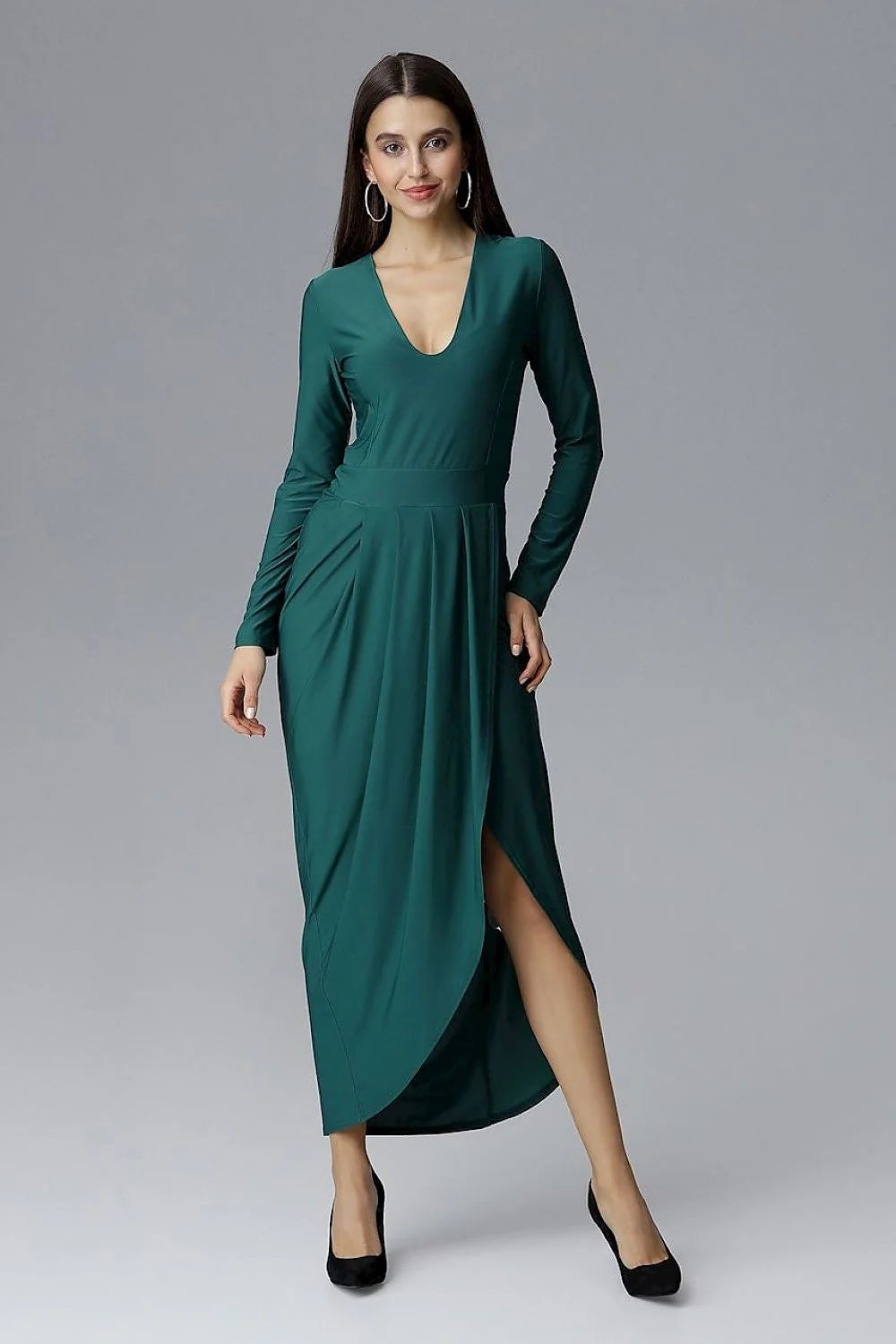 Robe longue élégante en tissu fluide noir chic avec décolleté en V et fente haute