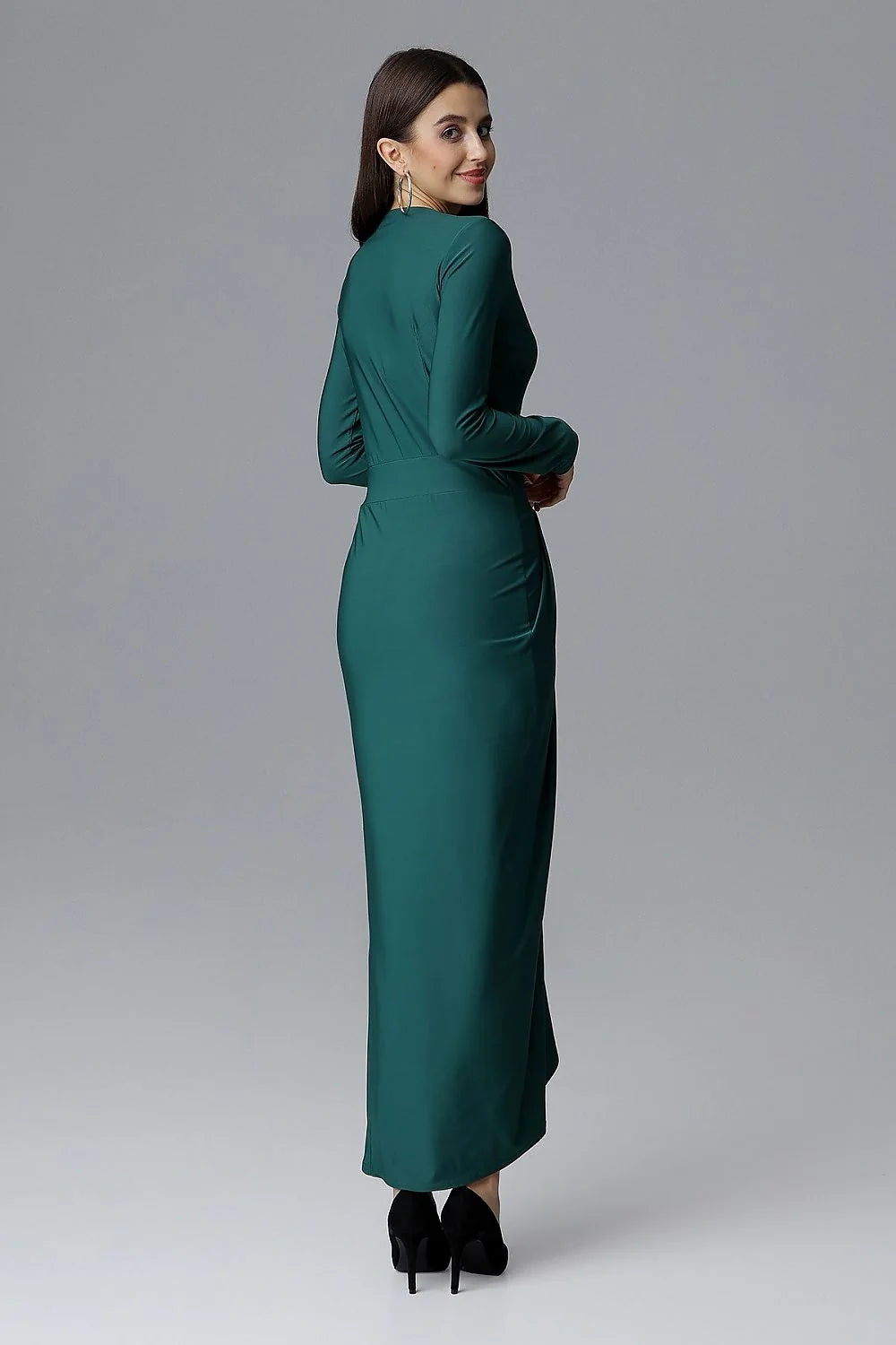 Robe longue élégante en tissu fluide noir chic avec décolleté en V et fente haute