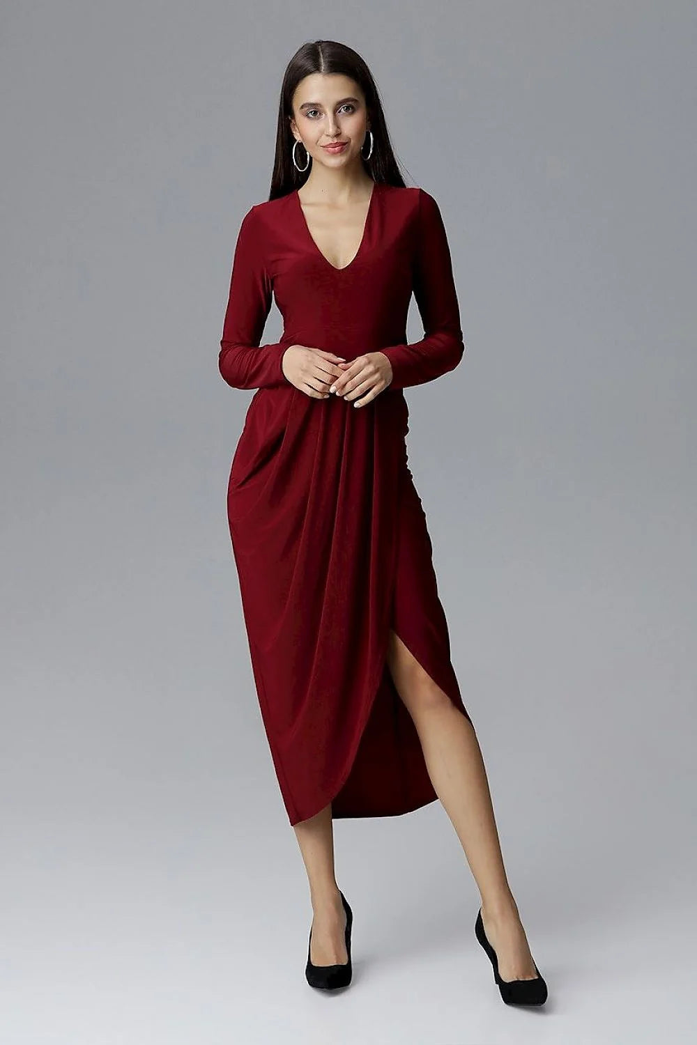 Robe longue élégante en tissu fluide noir chic avec décolleté en V et fente haute