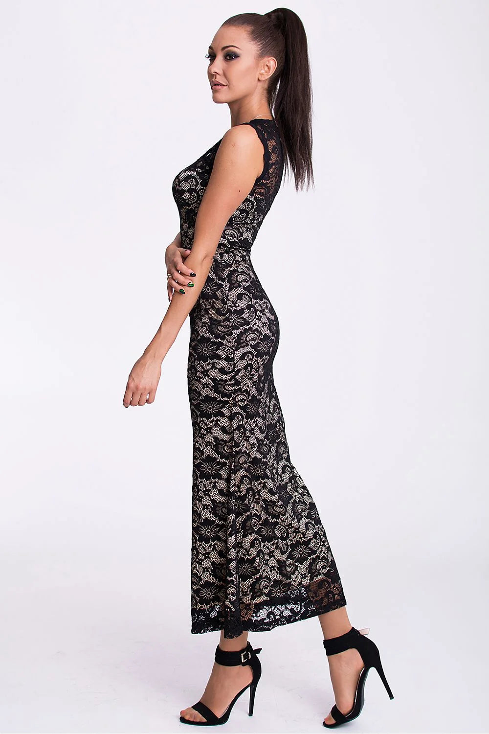 Robe longue en dentelle noire élégante ajustée motif floral soirée romantique chic féminine moderne