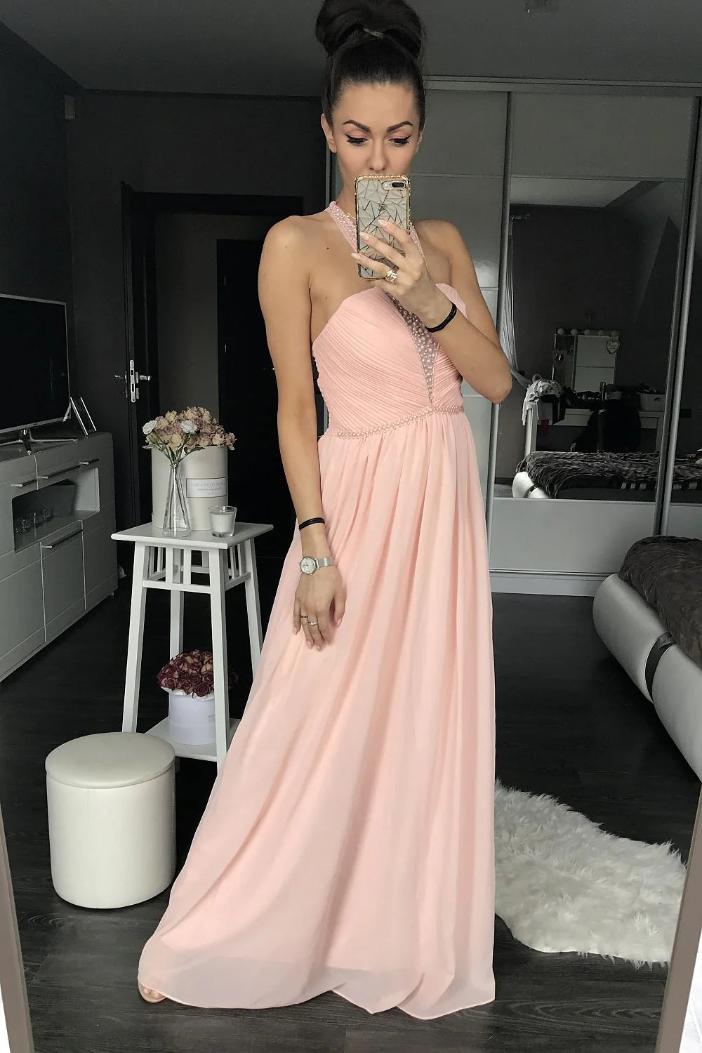 Robe longue en satin élégante et sophistiquée pour soirées glamour silhouette sublimée style moderne