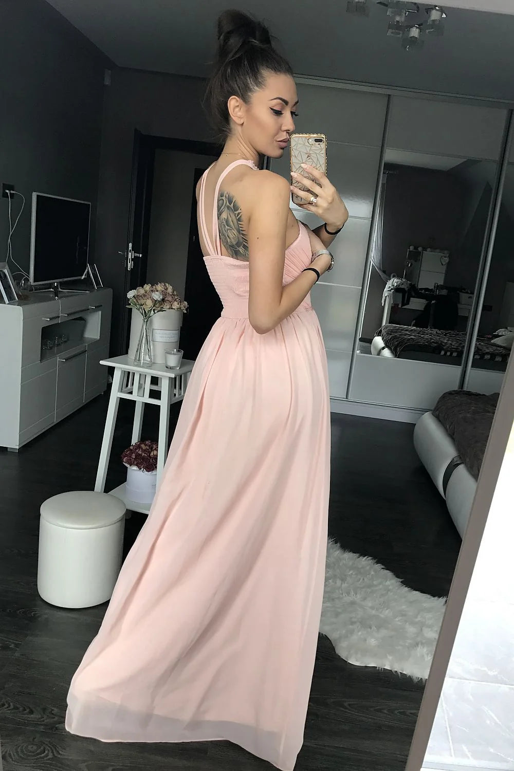 Robe longue en satin élégante et sophistiquée pour soirées glamour silhouette sublimée style moderne