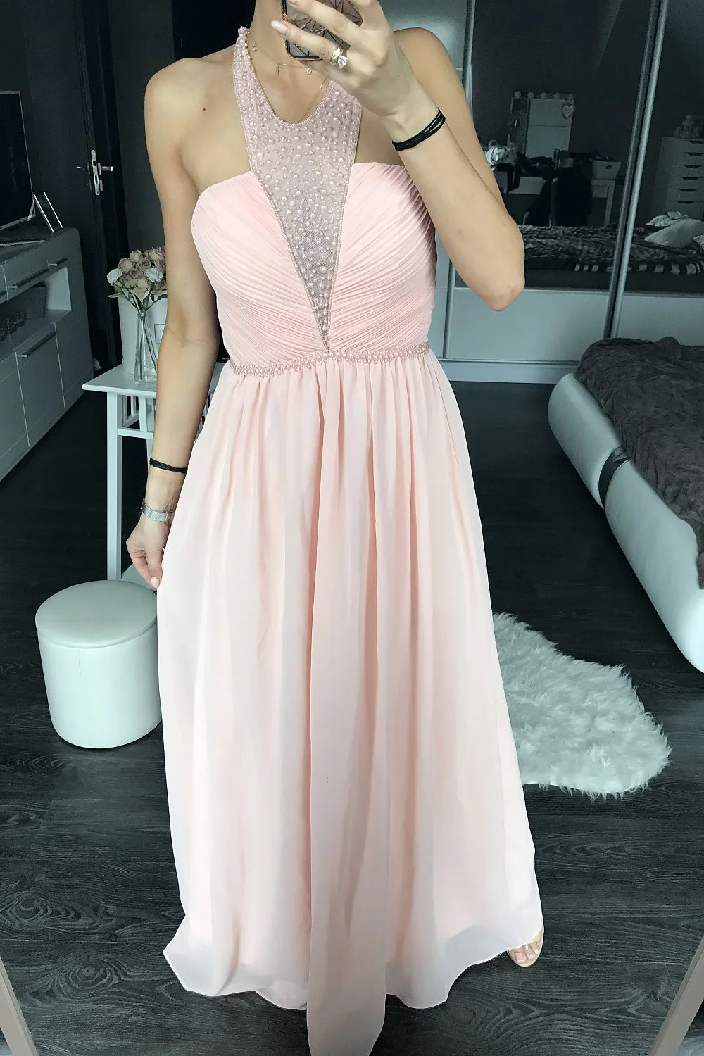 Robe longue en satin élégante et sophistiquée pour soirées glamour silhouette sublimée style moderne