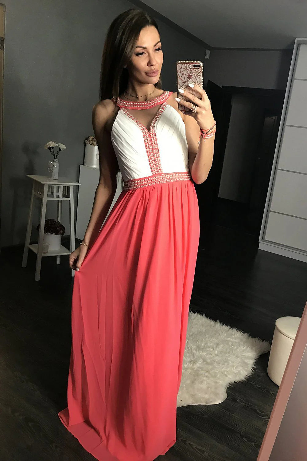 Robe longue en satin fluide élégante et confortable pour soirées glamour et rendez-vous décontractés