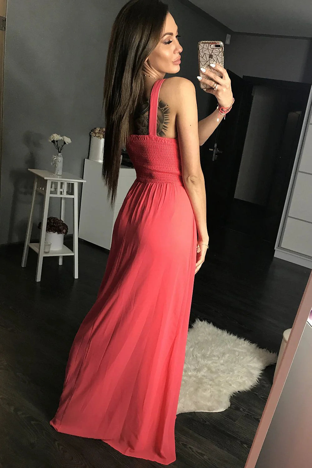 Robe longue en satin fluide élégante et confortable pour soirées glamour et rendez-vous décontractés