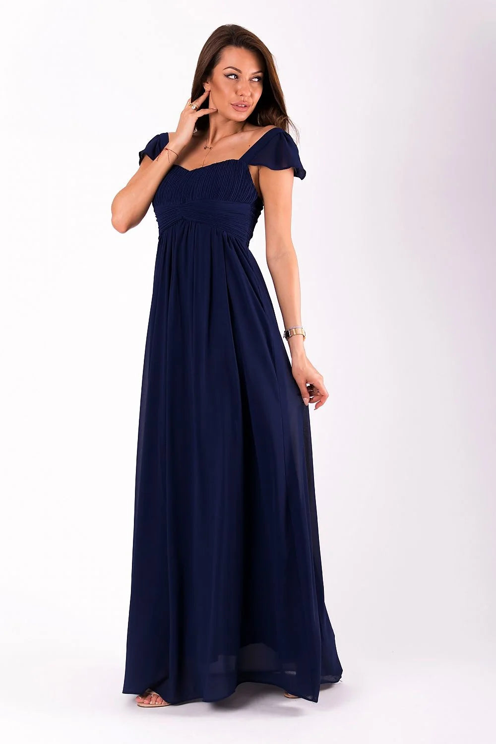 Robe longue fluide élégante bleu marine épaules dénudées plissée soirée silhouette féminine sophistiquée chic