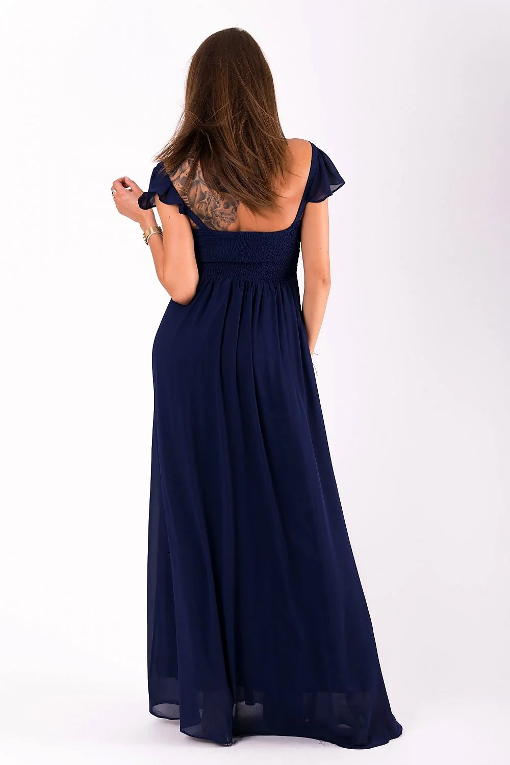 Robe longue fluide élégante bleu marine épaules dénudées plissée soirée silhouette féminine sophistiquée chic