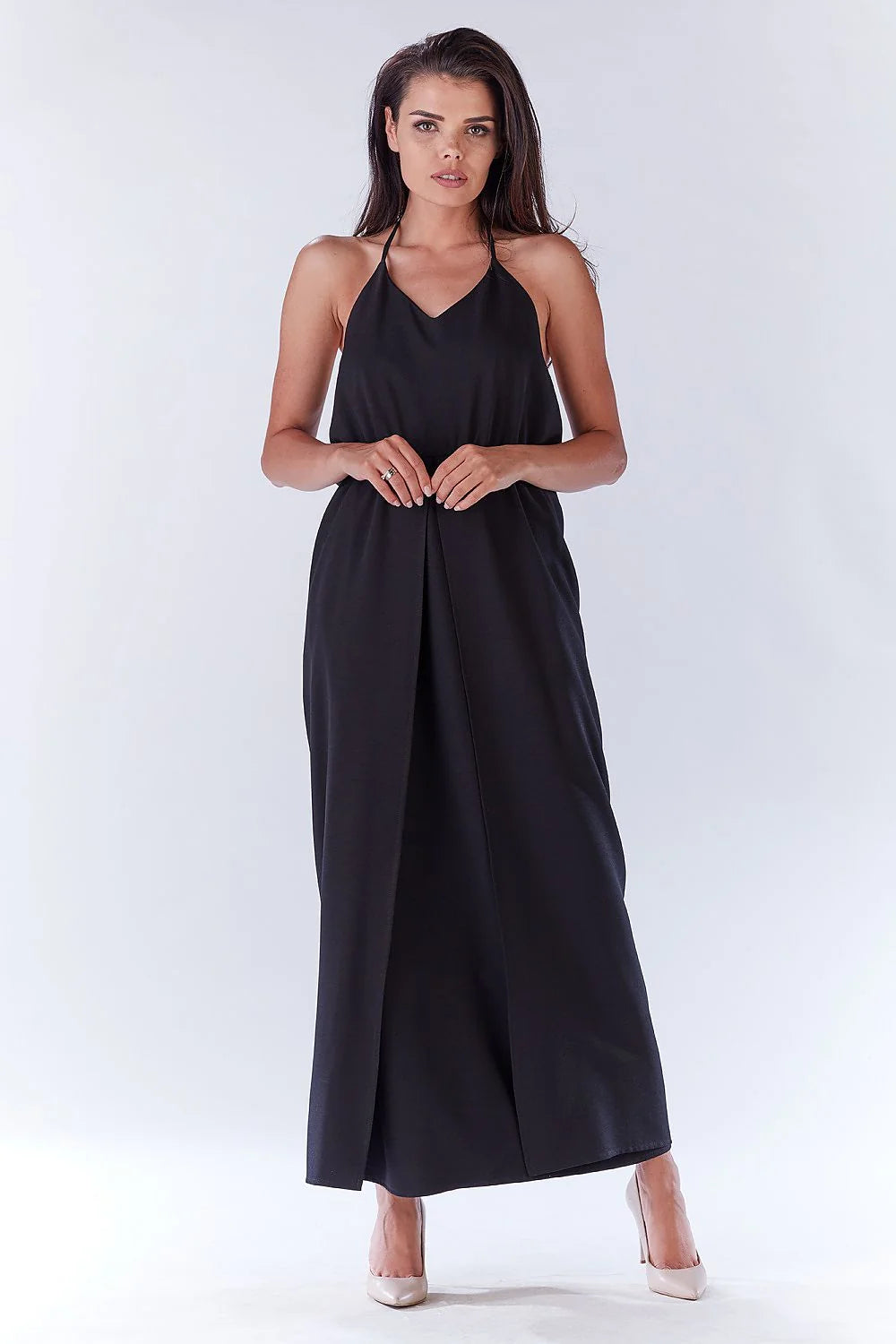 Robe longue fluide noire élégante drapée avec décolleté en V pour soirées et événements chic
