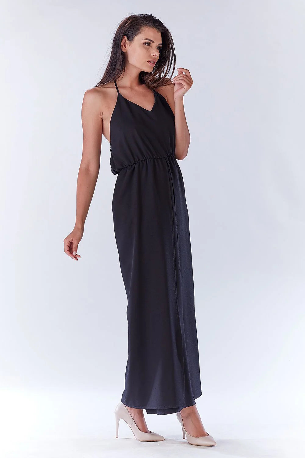 Robe longue fluide noire élégante drapée avec décolleté en V pour soirées et événements chic