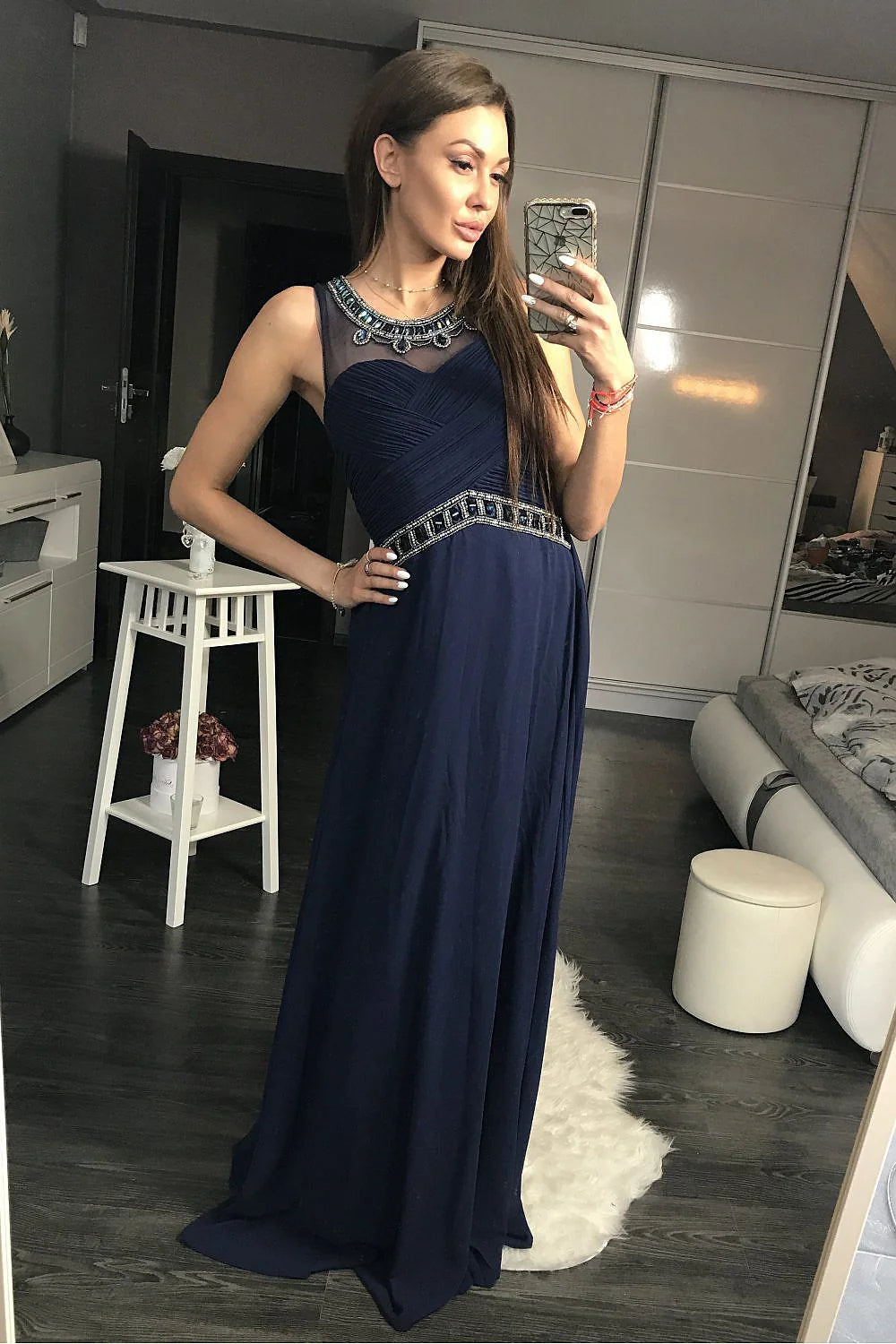 Robe longue mousseline élégante bleu marine avec strass pour soirée chic et sophistiquée femmes