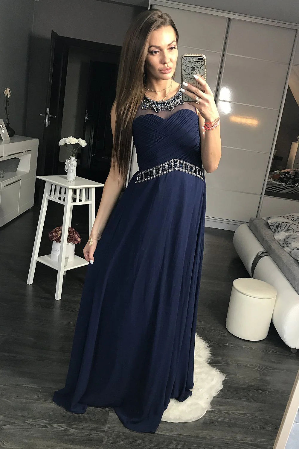 Robe longue mousseline élégante bleu marine avec strass pour soirée chic et sophistiquée femmes