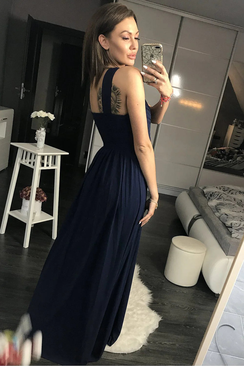 Robe longue mousseline élégante bleu marine avec strass pour soirée chic et sophistiquée femmes