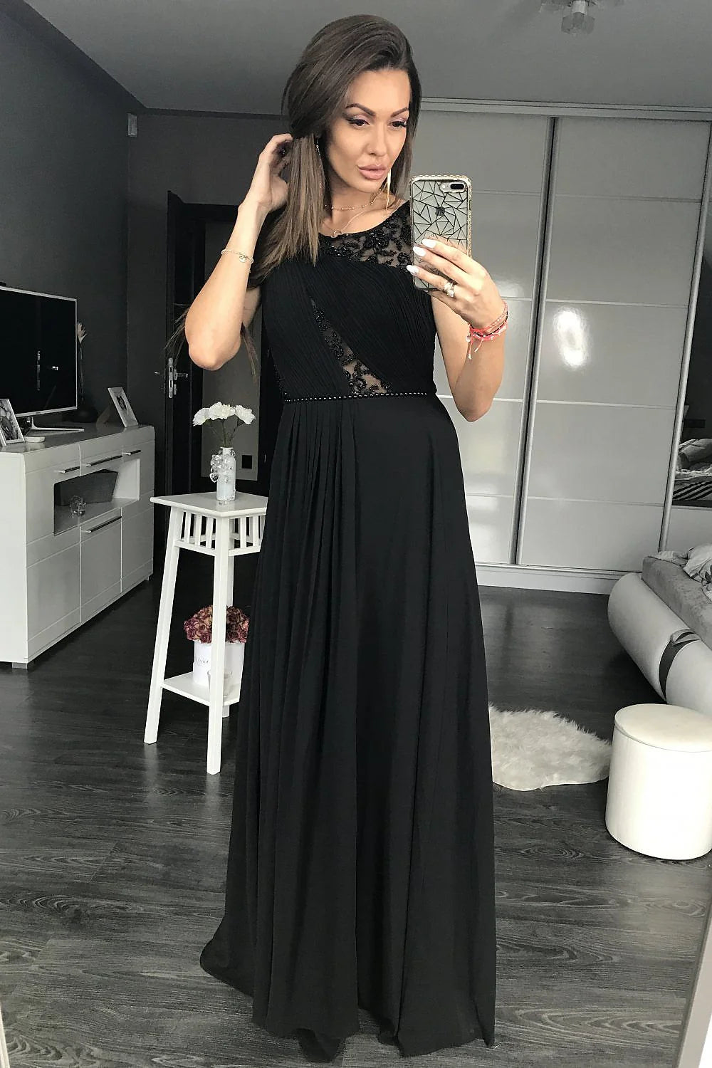 Robe longue noire dentelle élégante sophistiquée soirée chic transparence féminine silhouette raffinée mode moderne