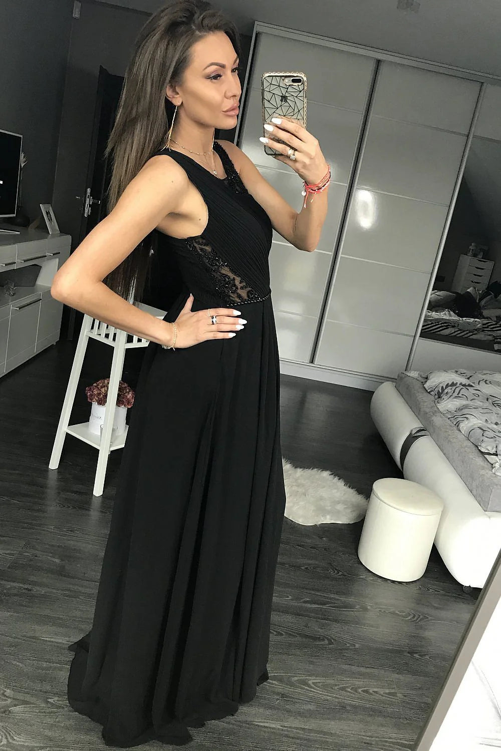 Robe longue noire dentelle élégante sophistiquée soirée chic transparence féminine silhouette raffinée mode moderne