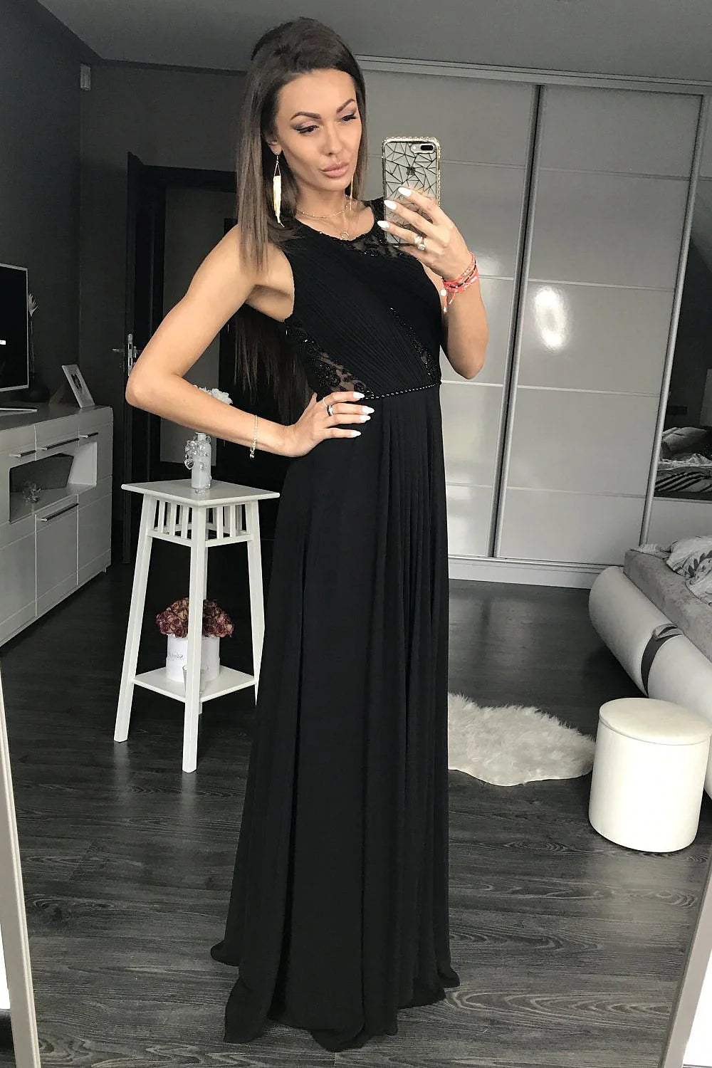 Robe longue noire dentelle élégante sophistiquée soirée chic transparence féminine silhouette raffinée mode moderne