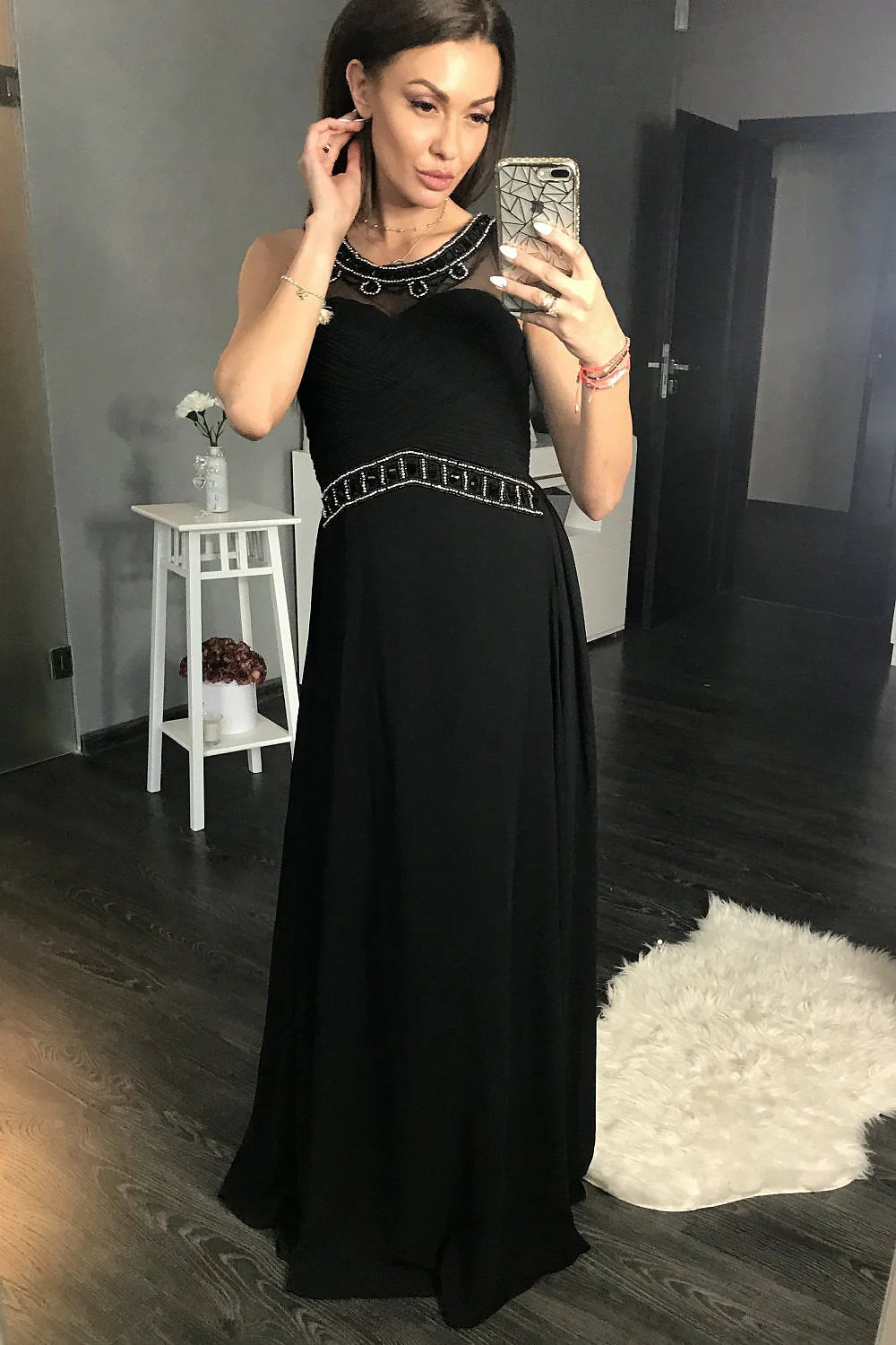 Robe longue noire élégante en satin fluide sans manches avec encolure décorée pour femmes modernes