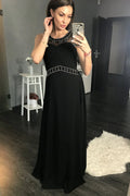 Robe longue noire élégante en satin fluide sans manches avec encolure décorée pour femmes modernes