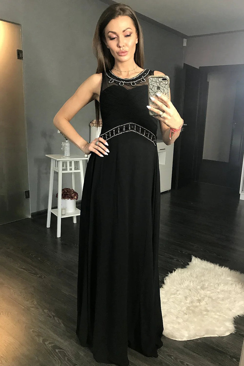 Robe longue noire élégante en satin fluide sans manches avec encolure décorée pour femmes modernes