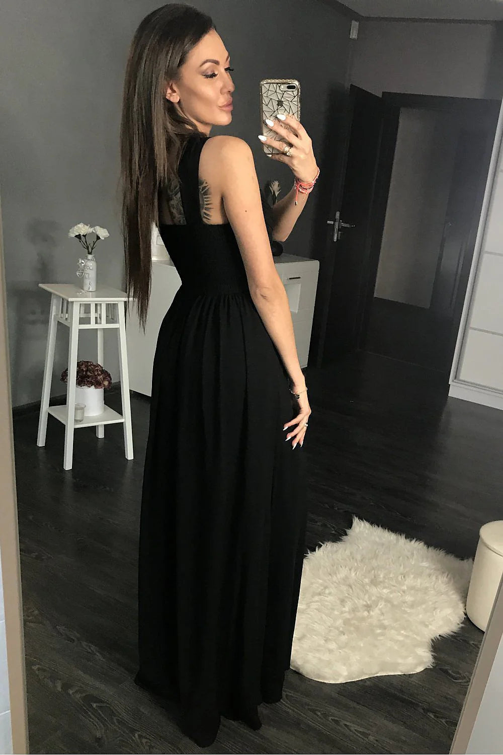 Robe longue noire élégante en satin fluide sans manches avec encolure décorée pour femmes modernes