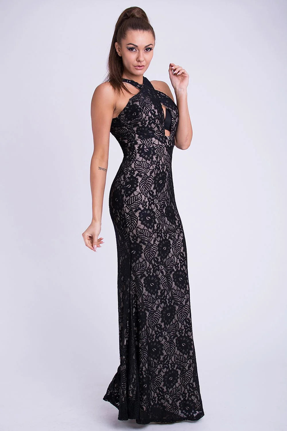 Robe longue noire en dentelle élégante et sexy pour soirées et cocktails sophistiqués femmes modernes