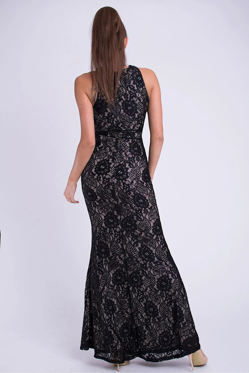 Robe longue noire en dentelle élégante et sexy pour soirées et cocktails sophistiqués femmes modernes