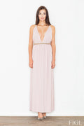 Robe longue rose pâle en tissu léger avec décolleté plongeant pour soirées élégantes et chics