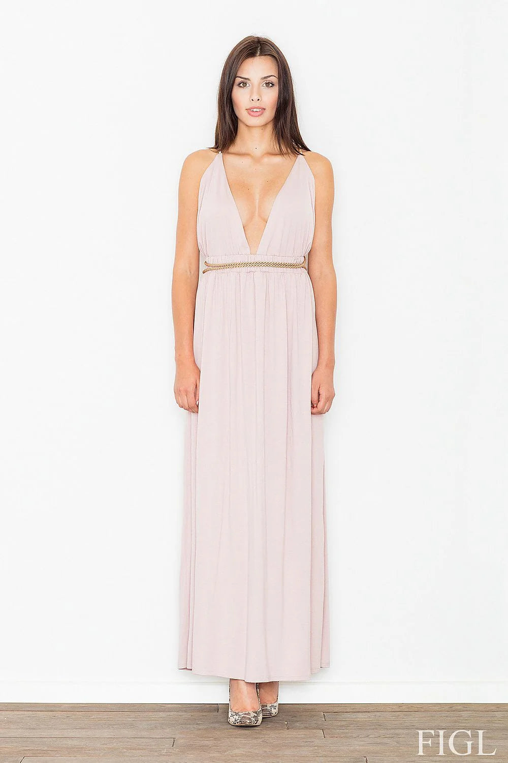 Robe longue rose pâle en tissu léger avec décolleté plongeant pour soirées élégantes et chics