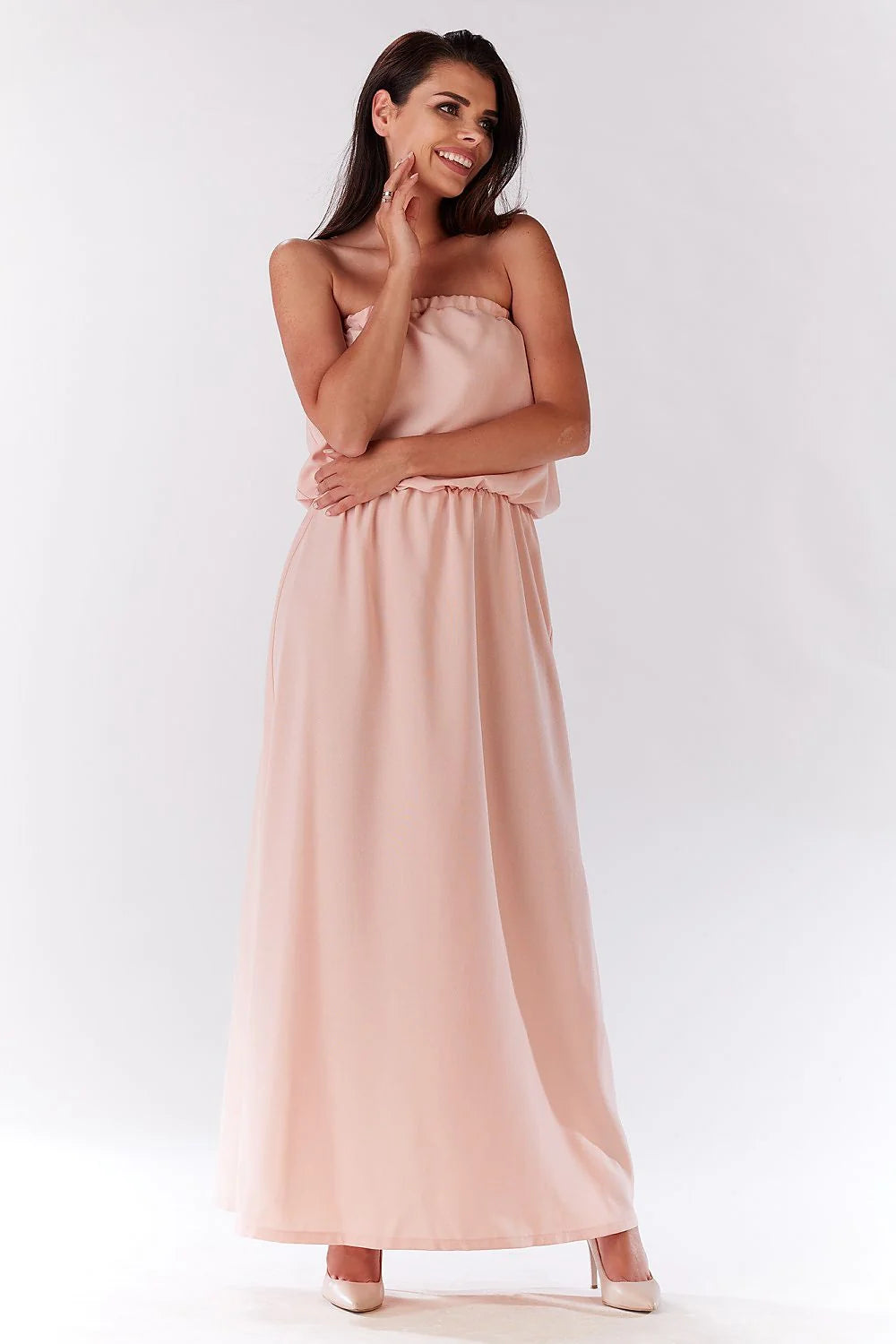 Robe longue rose satin chic et élégante sans bretelles pour soirées glamour féminines tendance