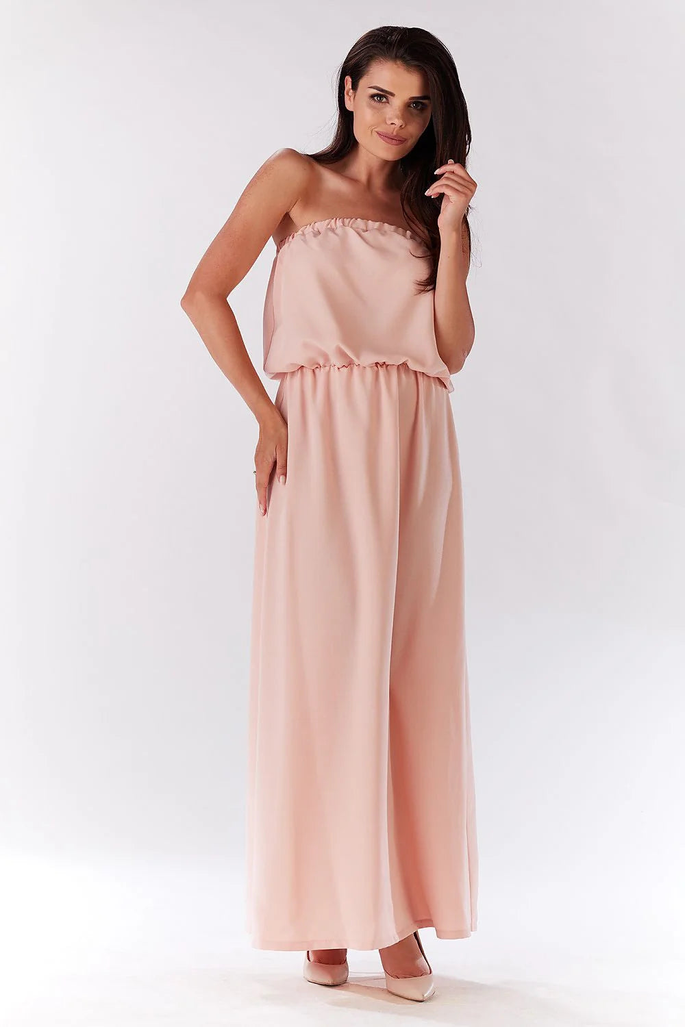 Robe longue rose satin chic et élégante sans bretelles pour soirées glamour féminines tendance