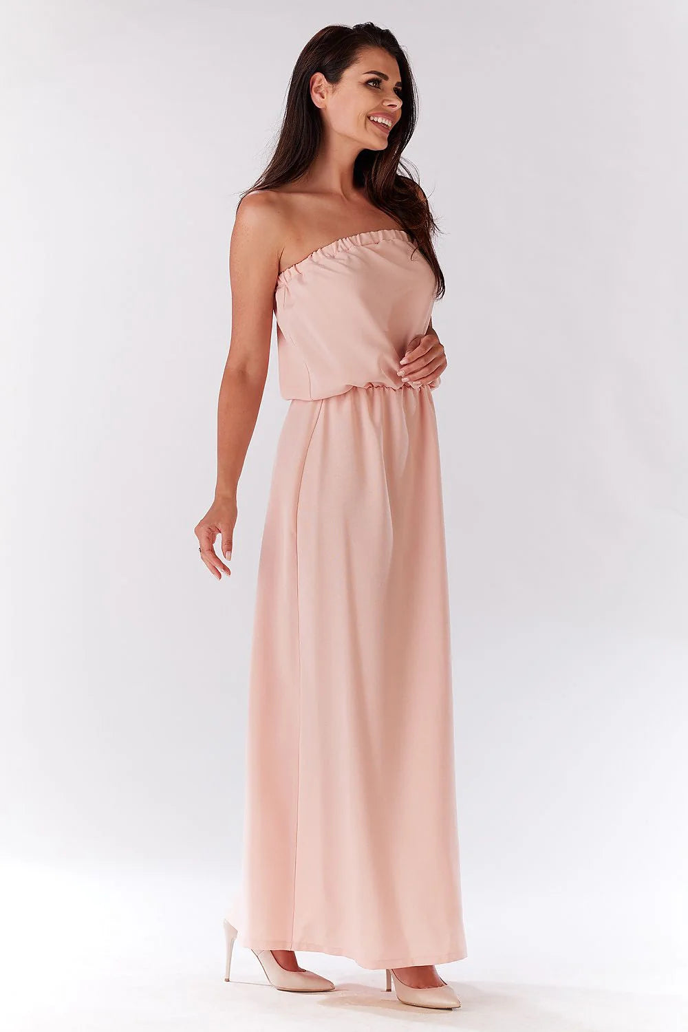 Robe longue rose satin chic et élégante sans bretelles pour soirées glamour féminines tendance