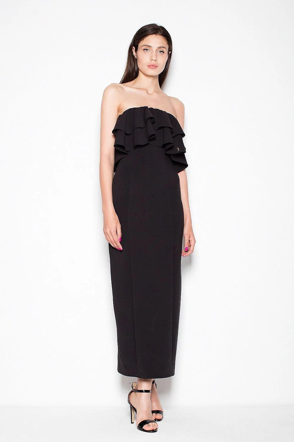 Robe longue satin style romantique élégante volants délicats soirée femmes silhouette flatteuse occasion spéciale