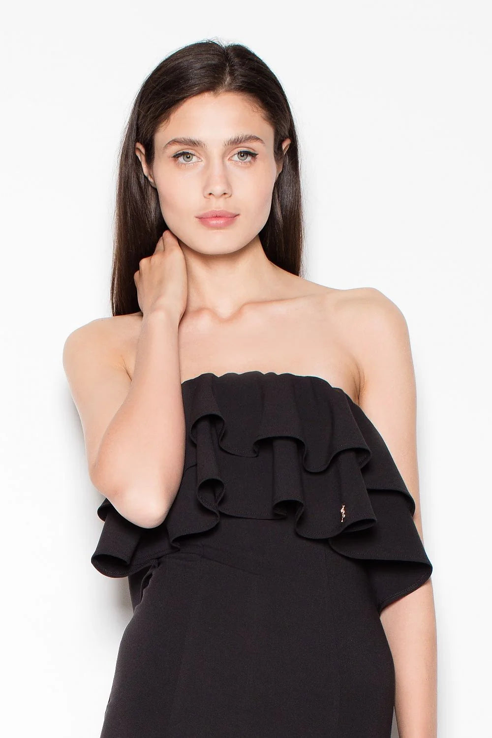 Robe longue satin style romantique élégante volants délicats soirée femmes silhouette flatteuse occasion spéciale