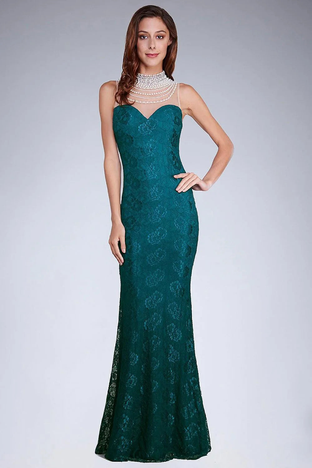 Robe longue sirène dentelle verte émeraude élégante dos nu perles soirée glamour silhouette ajustée