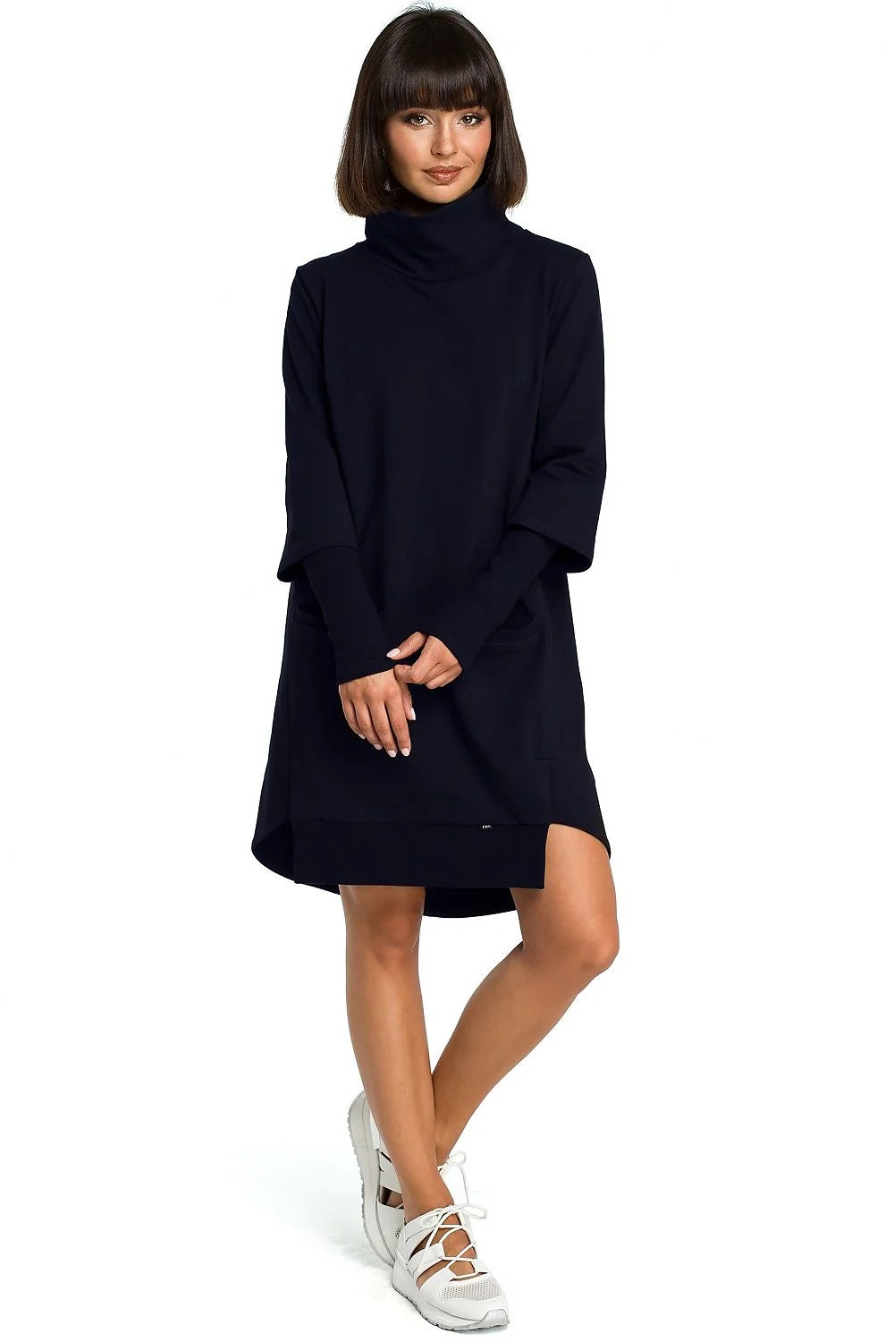 Robe marine en coton col roulé confortable casual manches longues ourlet asymétrique élégance quotidienne