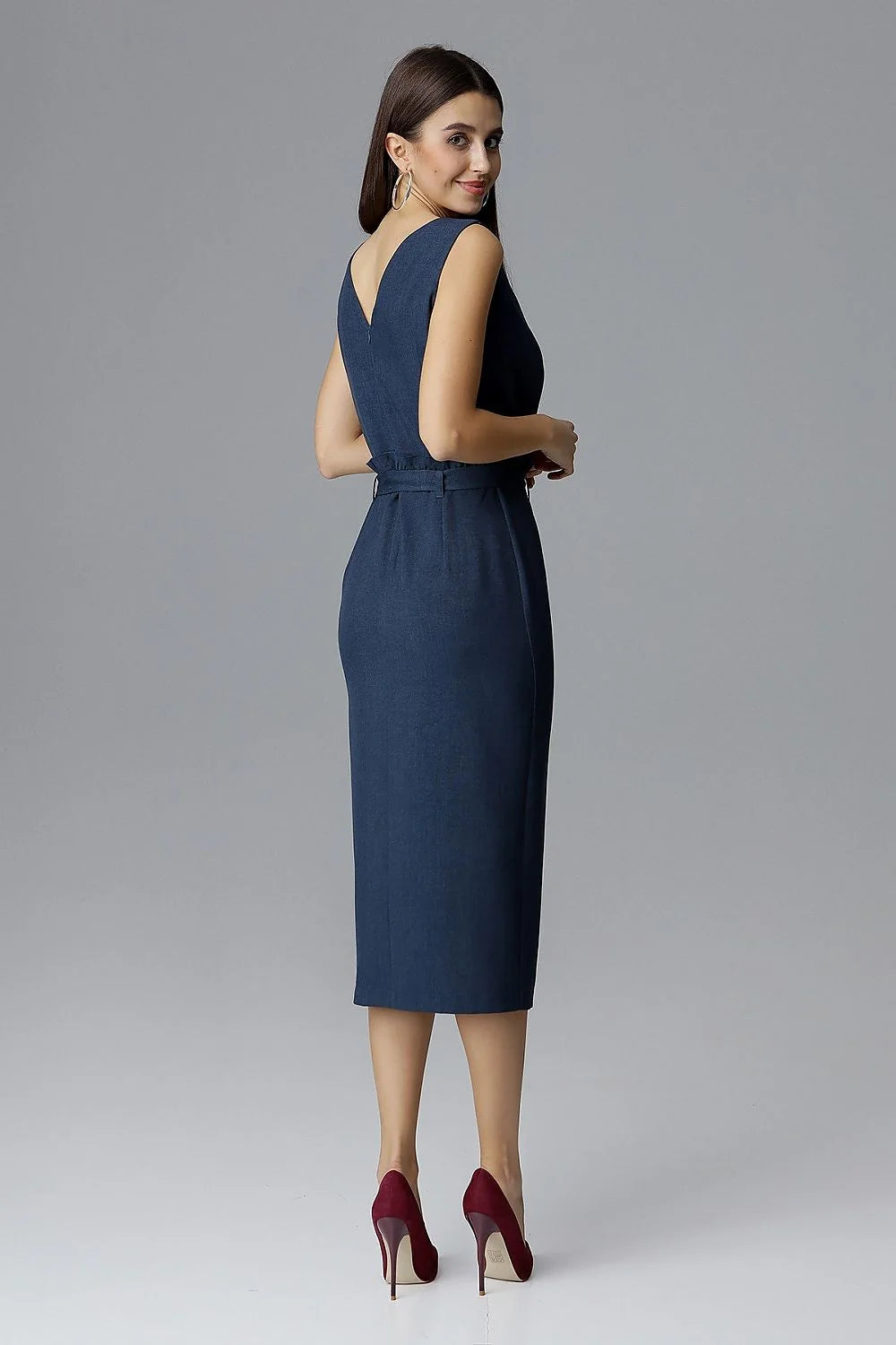 Robe mi-longue en coton bleu clair élégante sans manches avec ceinture pour événements professionnels