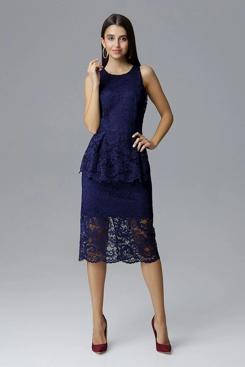 Robe mi-longue en dentelle bleu marine élégante et chic pour soirées et cocktails raffinés