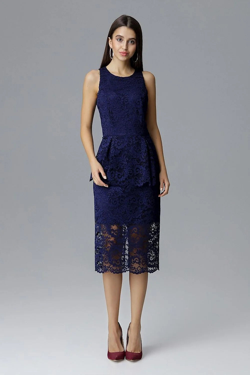 Robe mi-longue en dentelle bleu marine élégante et chic pour soirées et cocktails raffinés