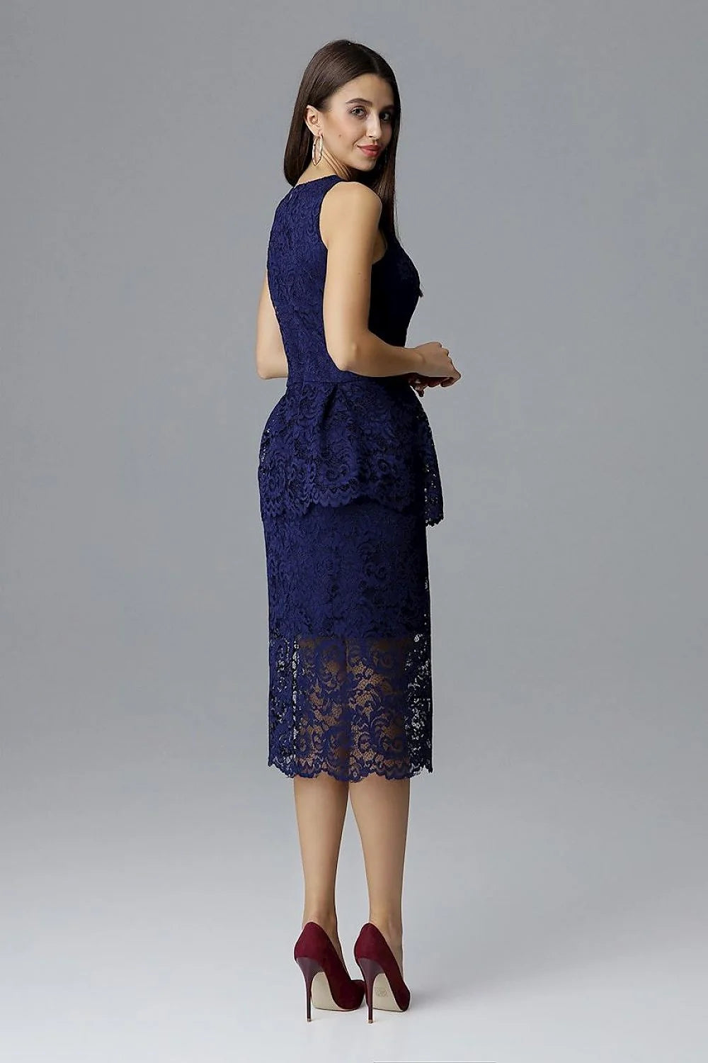 Robe mi-longue en dentelle bleu marine élégante et chic pour soirées et cocktails raffinés