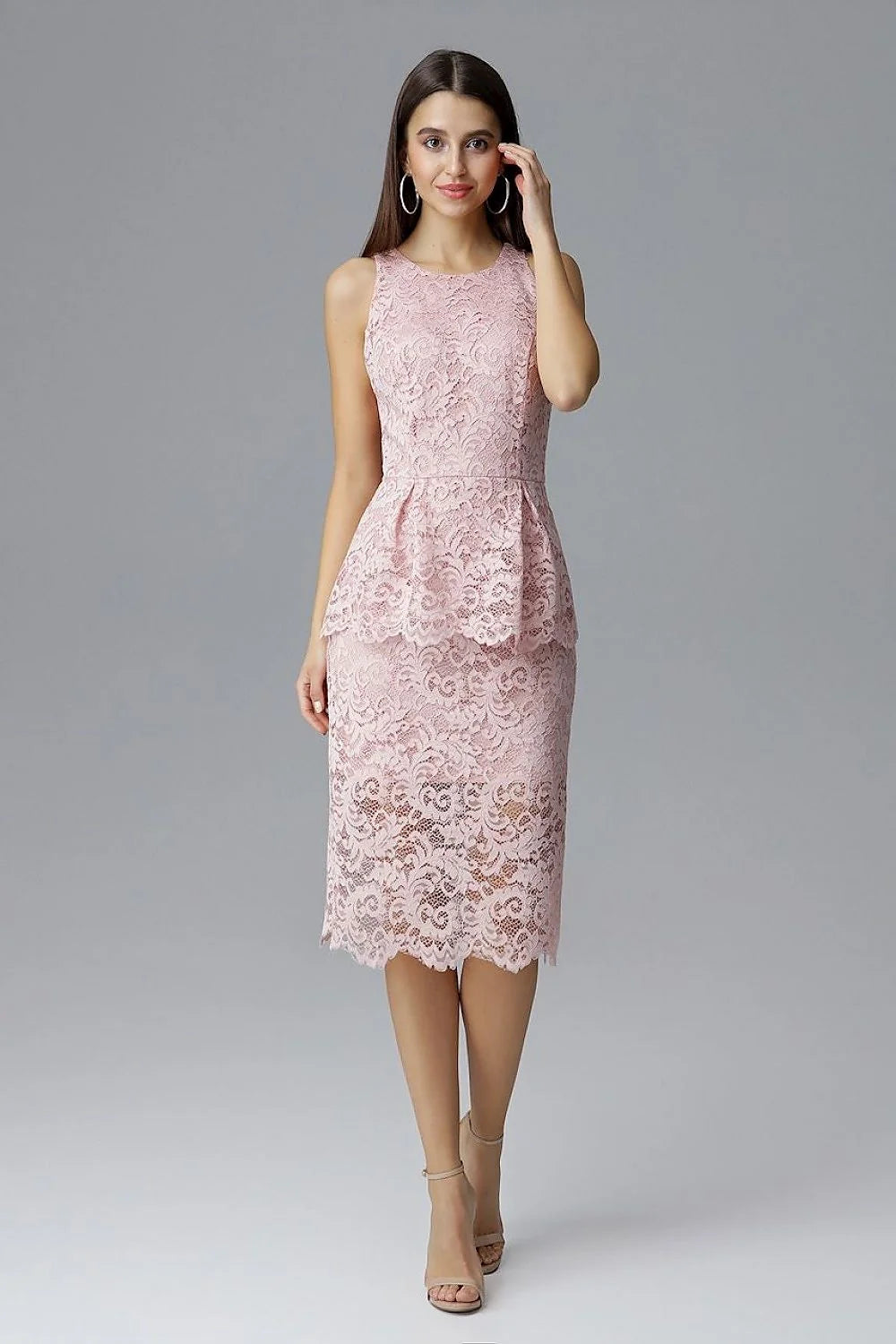 Robe mi-longue en dentelle bleu marine élégante et chic pour soirées et cocktails raffinés