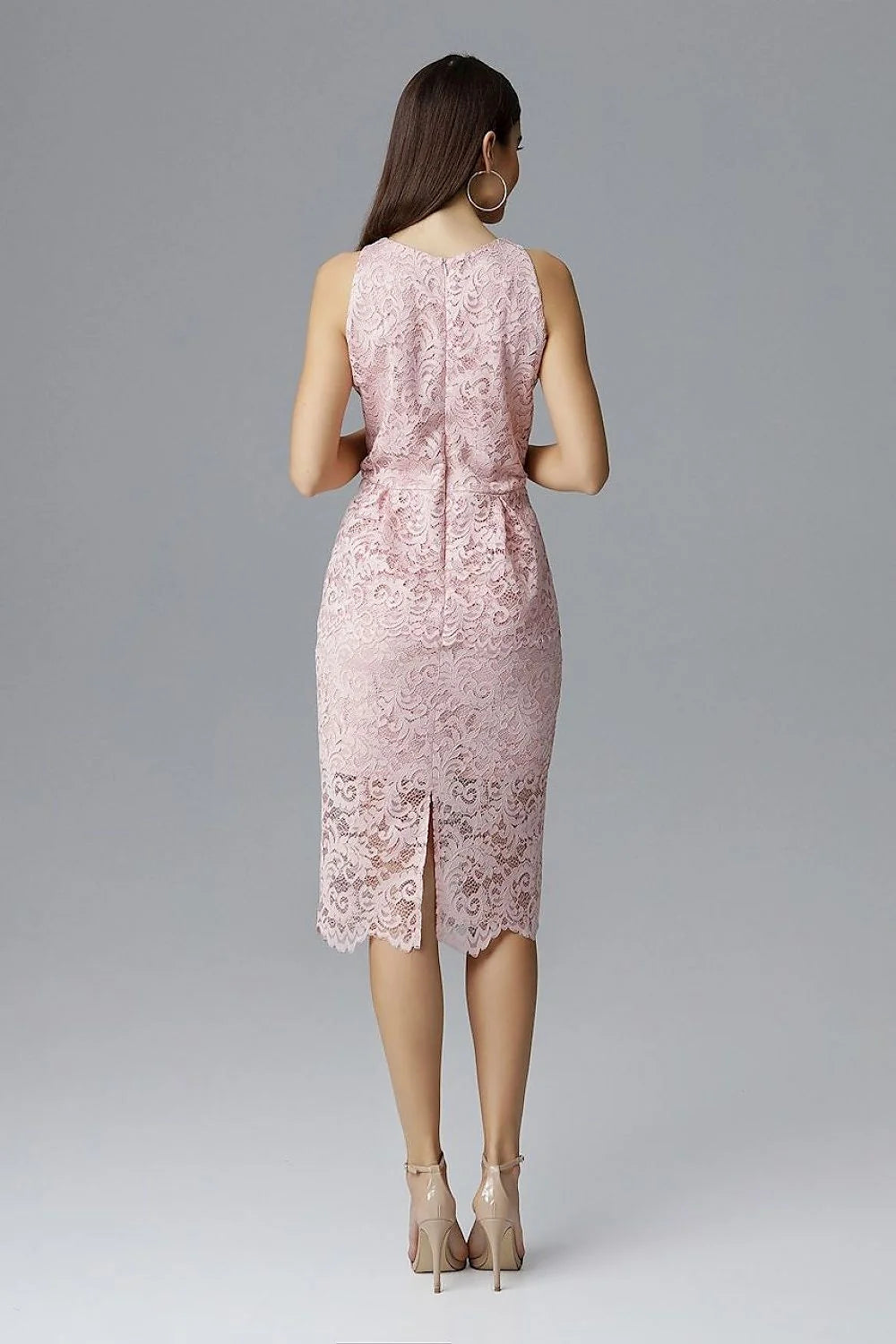 Robe mi-longue en dentelle bleu marine élégante et chic pour soirées et cocktails raffinés