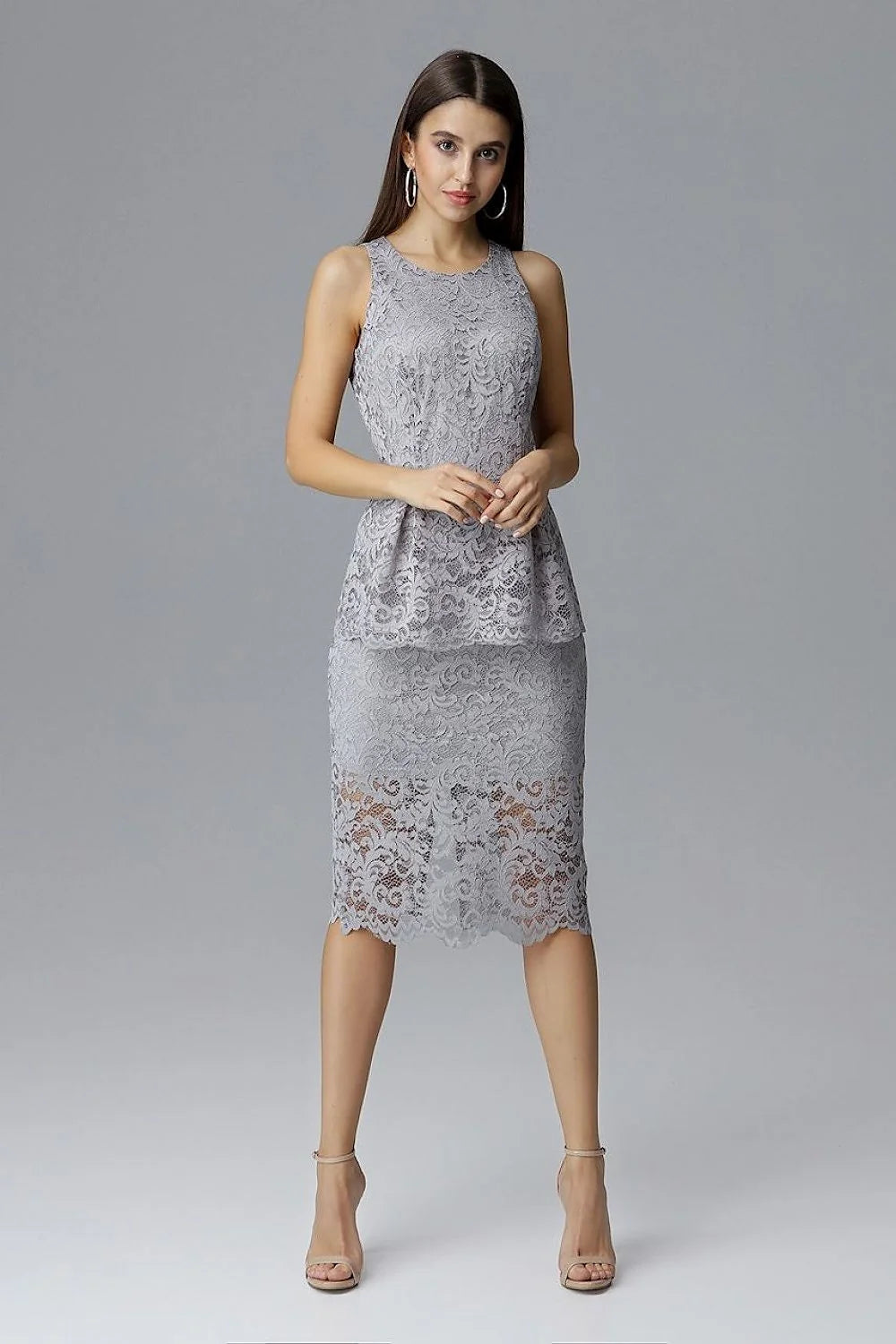 Robe mi-longue en dentelle bleu marine élégante et chic pour soirées et cocktails raffinés