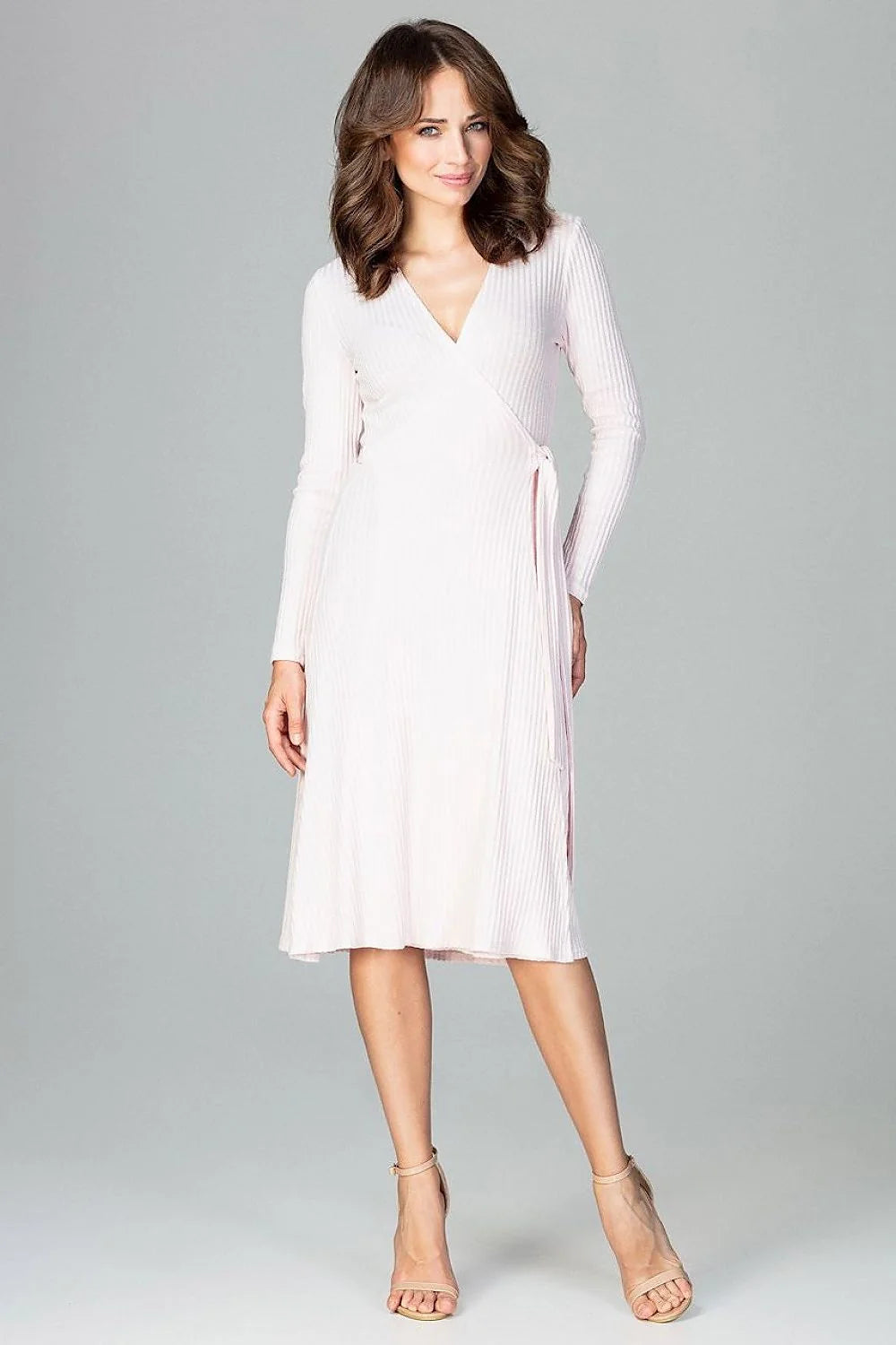 Robe mi-longue tissu plissé élégant manches longues décolleté en V rose pâle ceinture ajustée