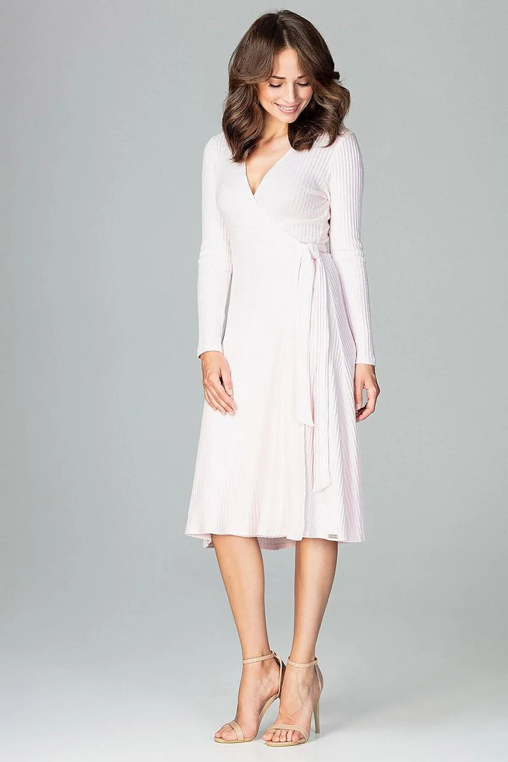 Robe mi-longue tissu plissé élégant manches longues décolleté en V rose pâle ceinture ajustée