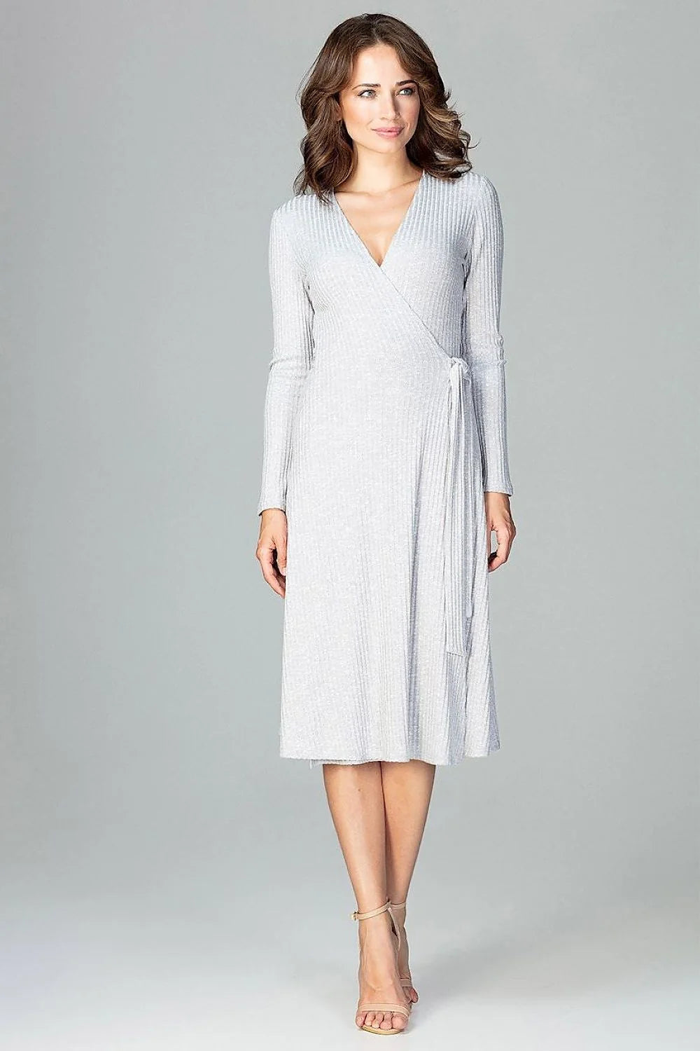 Robe mi-longue tissu plissé élégant manches longues décolleté en V rose pâle ceinture ajustée