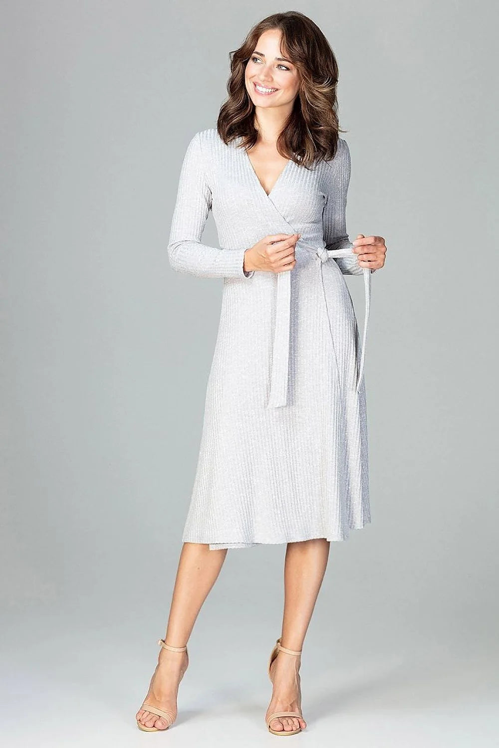 Robe mi-longue tissu plissé élégant manches longues décolleté en V rose pâle ceinture ajustée