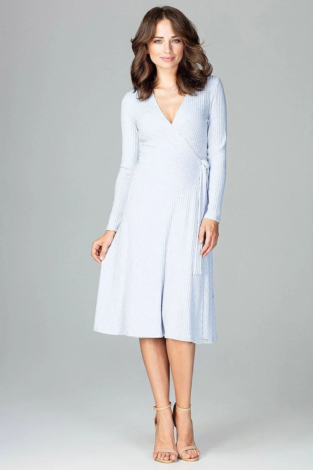 Robe mi-longue tissu plissé élégant manches longues décolleté en V rose pâle ceinture ajustée