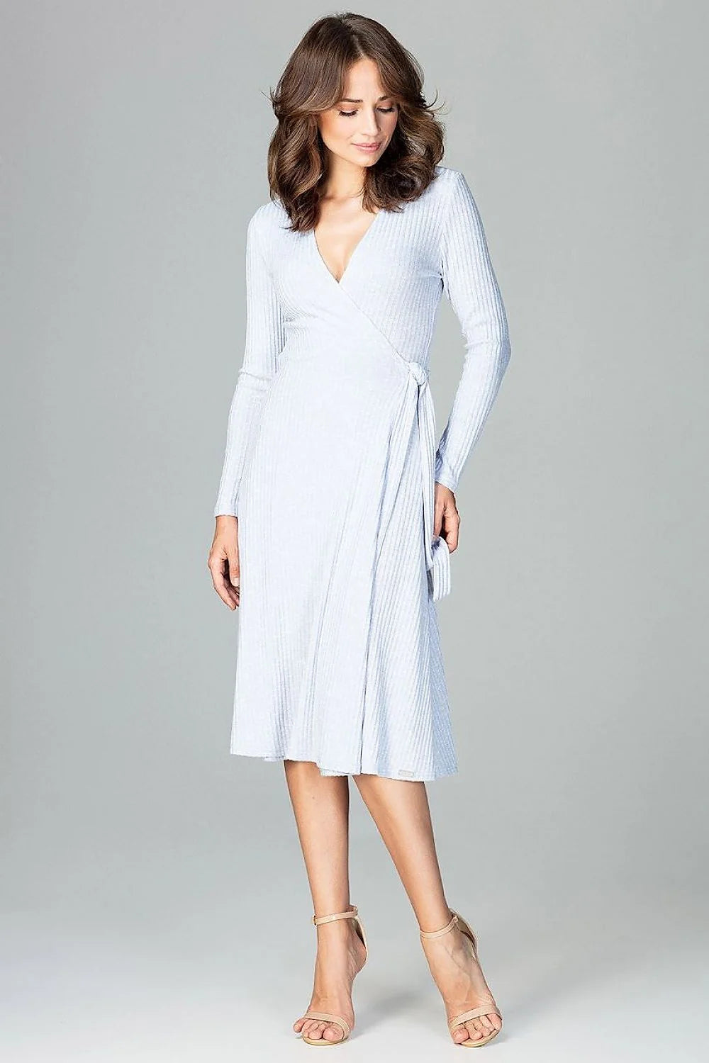 Robe mi-longue tissu plissé élégant manches longues décolleté en V rose pâle ceinture ajustée